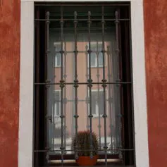 Finestra in marmo di colore chiaro in palazzo storico