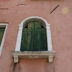 Finestra in marmo di colore chiaro in palazzo storico