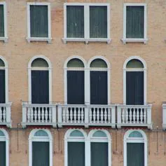 Finestra in marmo di colore chiaro in palazzo storico