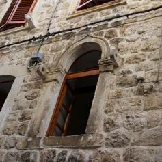 Finestra in marmo di colore chiaro in palazzo antico