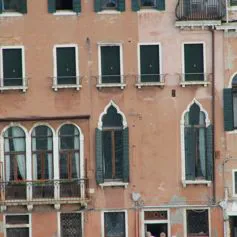 Finestra in marmo di colore chiaro in palazzo storico