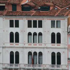 Finestra in marmo di colore chiaro in palazzo storico