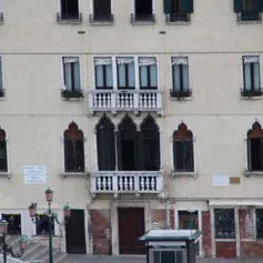 Finestra in marmo di colore chiaro in palazzo antico