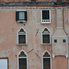 Finestra in marmo di colore chiaro in palazzo antico