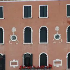 Finestra in marmo di colore chiaro in palazzo antico
