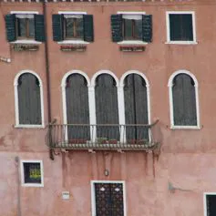 Finestra in marmo di colore chiaro in palazzo antico