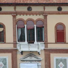 Finestra in marmo di colore chiaro in palazzo antico