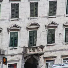 Finestra in marmo di colore chiaro in palazzo antico