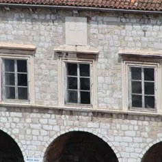 Finestra in marmo in palazzo antico