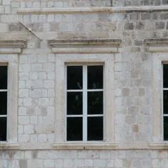 Finestra in marmo su antico palazzo storico
