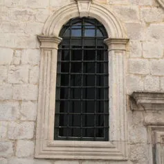Finestra in marmo di colore chiaro finemente lavorata
