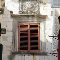 Finestra in marmo di colore chiaro finemente lavorata