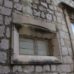 Finestra in marmo di colore chiaro finemente lavorata