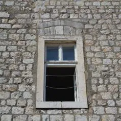 Finestra in marmo di colore chiaro finemente lavorata
