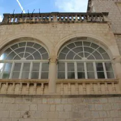 Finestra in marmo di colore chiaro finemente lavorata