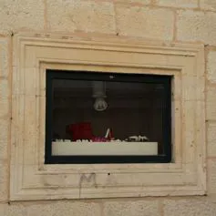 Finestra in marmo su una casa moderna