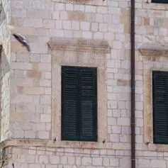 Finestra in marmo chiaro cesellata con finezza dei particolari