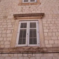 Finestra in marmo chiaro cesellata con finezza dei particolari