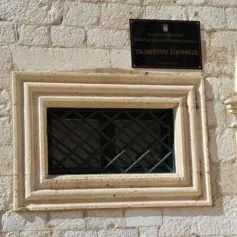 Finestra in marmo su una casa moderna