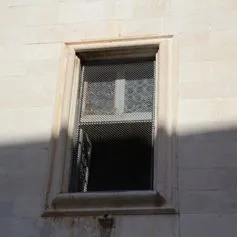 Finestra in marmo chiaro cesellata con finezza dei particolari