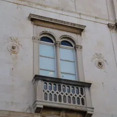 Finestra in marmo chiaro cesellata con finezza dei particolari