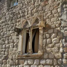 Finestra in marmo chiaro cesellata con finezza dei particolari